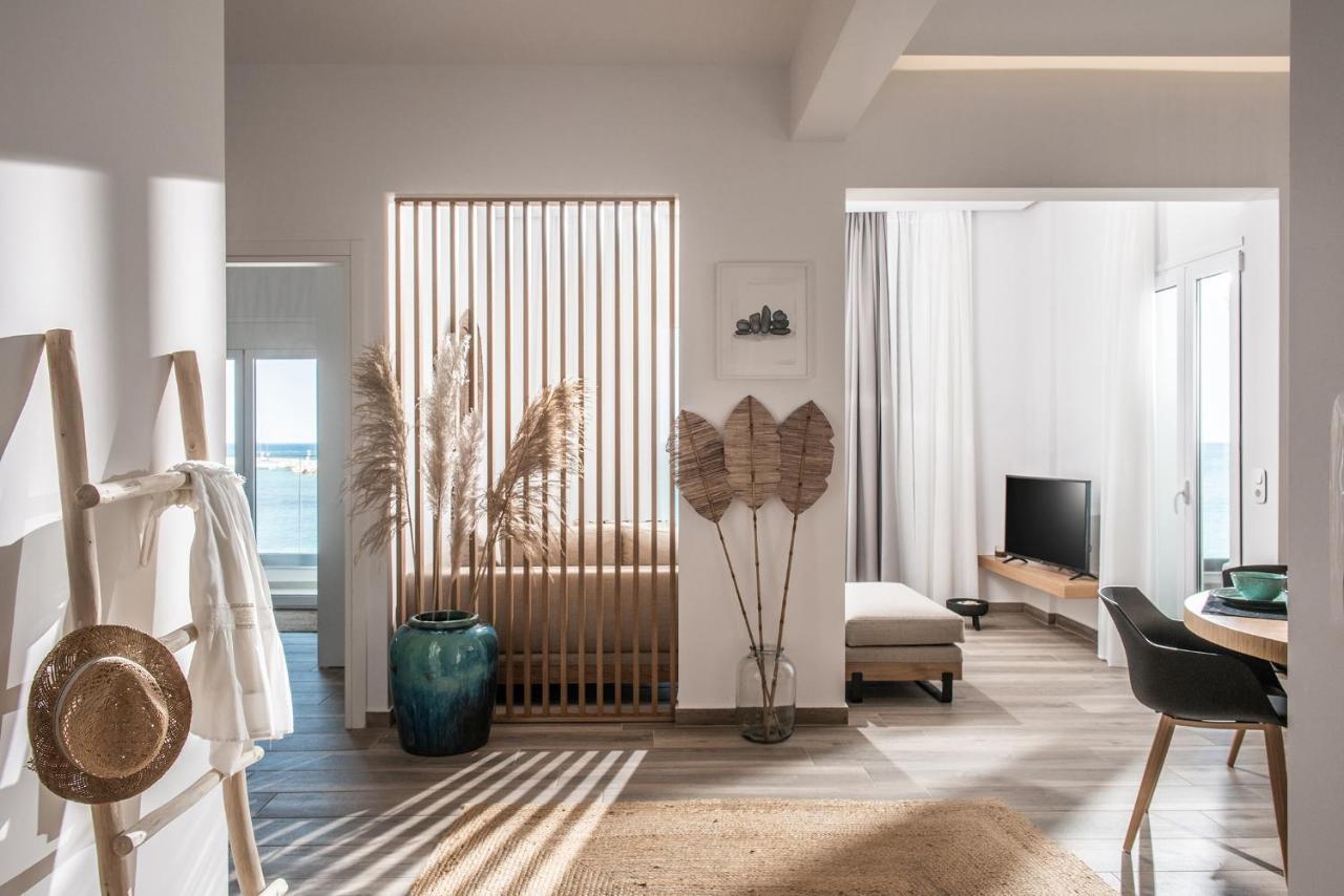 Khroma Luxury Suite 1 Beach Front Apartment 헐소니소스 외부 사진