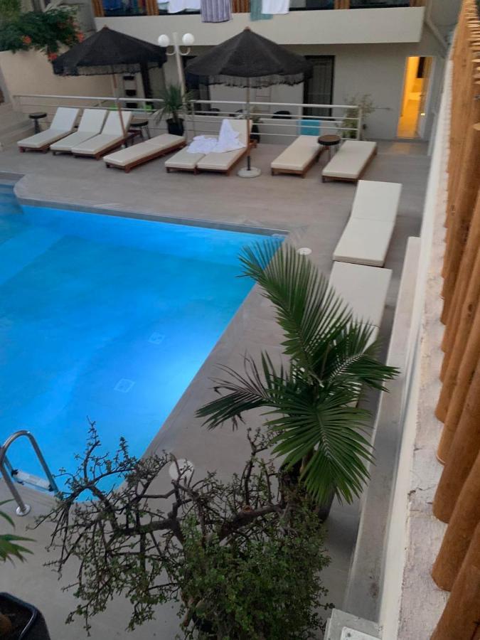 Khroma Luxury Suite 1 Beach Front Apartment 헐소니소스 외부 사진