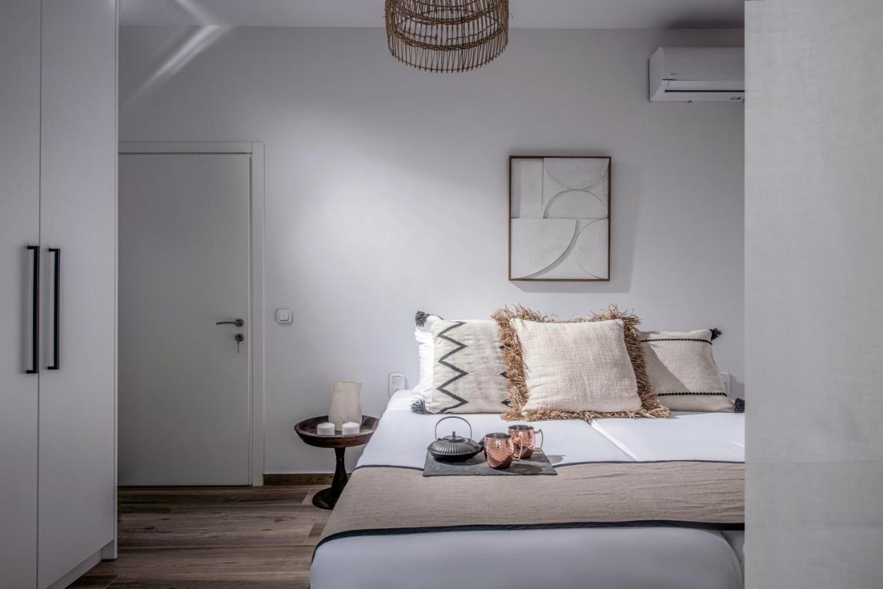 Khroma Luxury Suite 1 Beach Front Apartment 헐소니소스 외부 사진