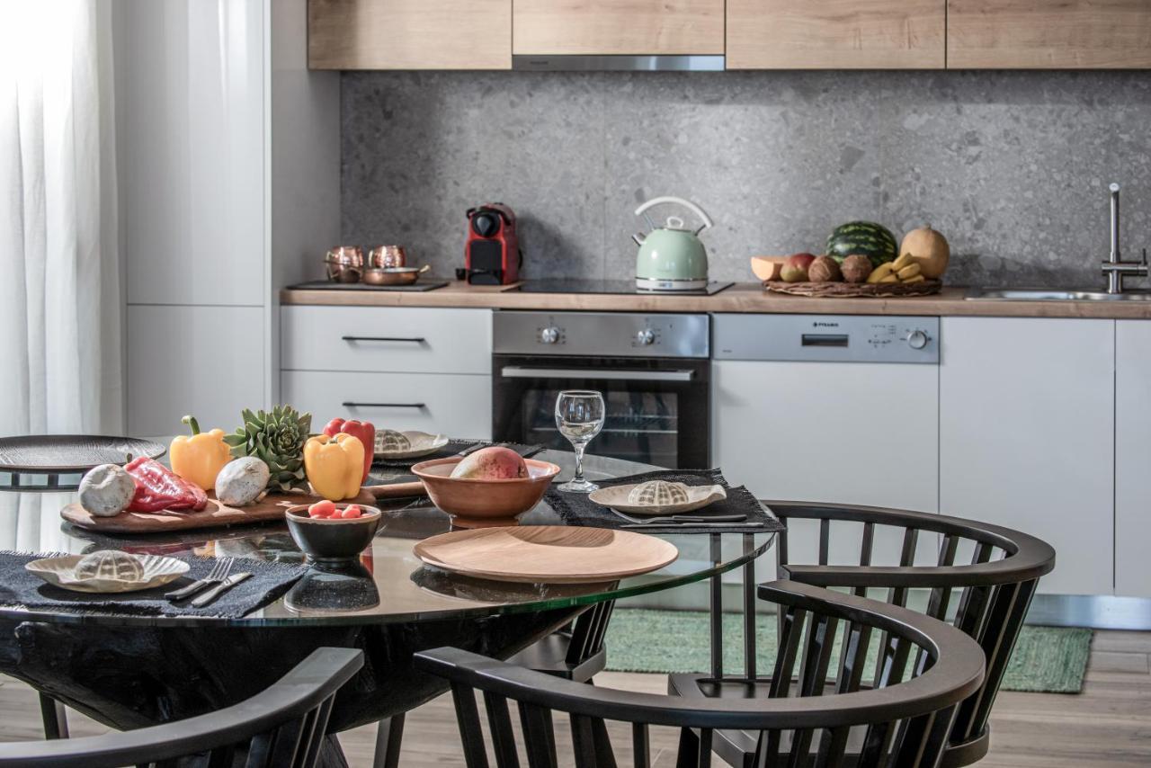 Khroma Luxury Suite 1 Beach Front Apartment 헐소니소스 외부 사진