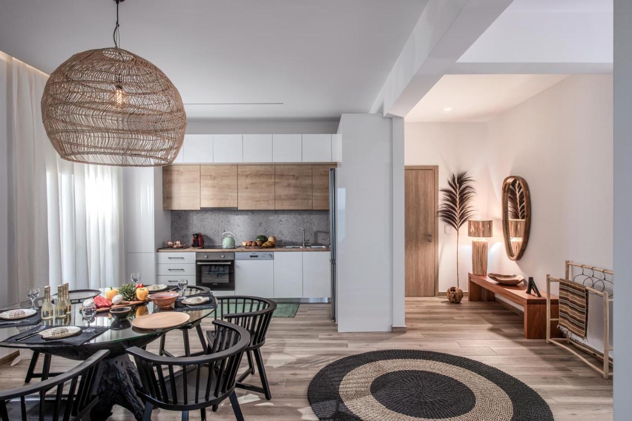 Khroma Luxury Suite 1 Beach Front Apartment 헐소니소스 외부 사진