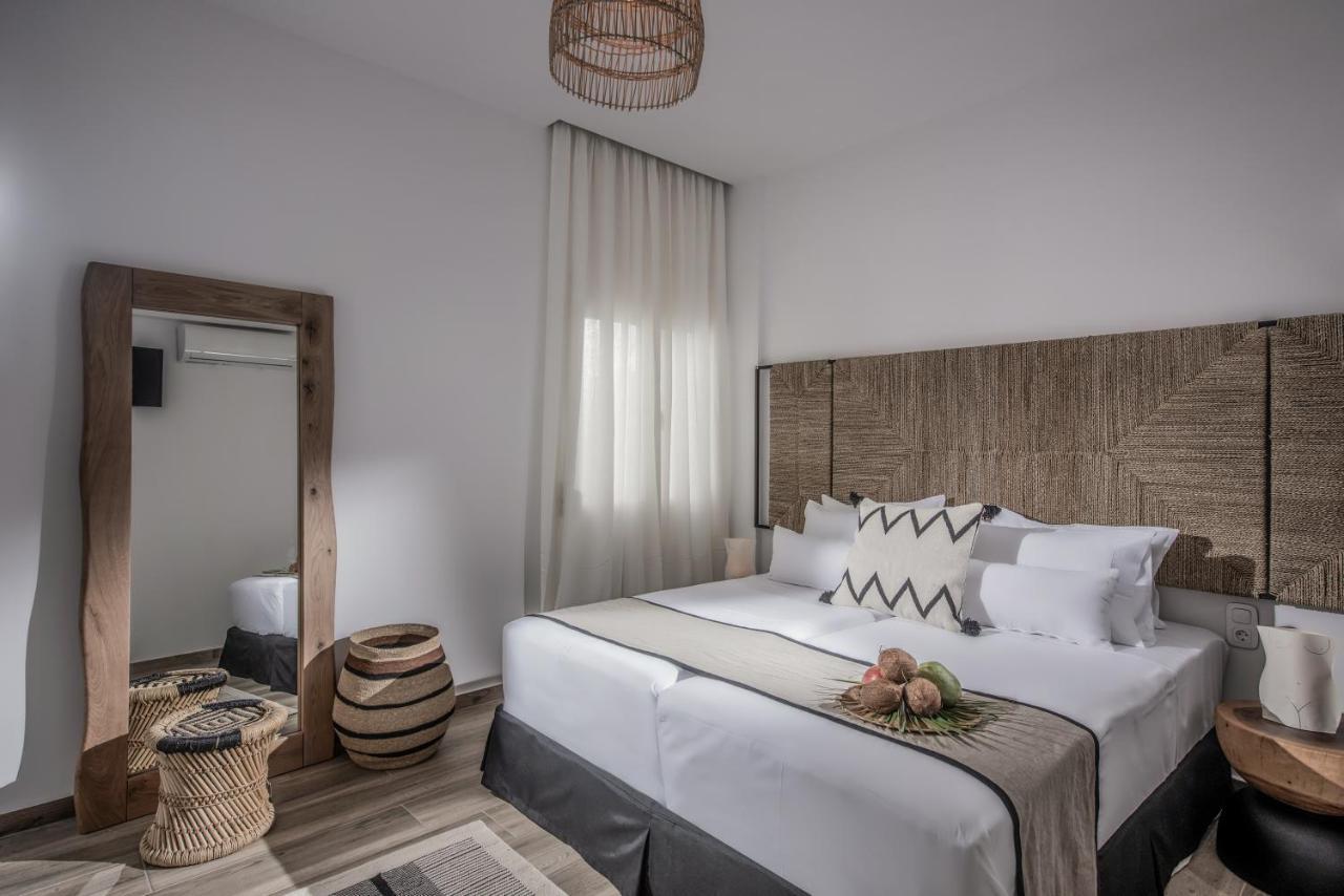 Khroma Luxury Suite 1 Beach Front Apartment 헐소니소스 외부 사진