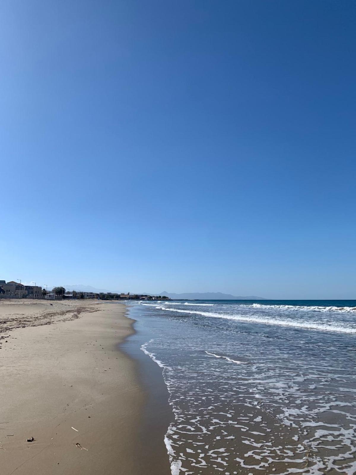 Khroma Luxury Suite 1 Beach Front Apartment 헐소니소스 외부 사진