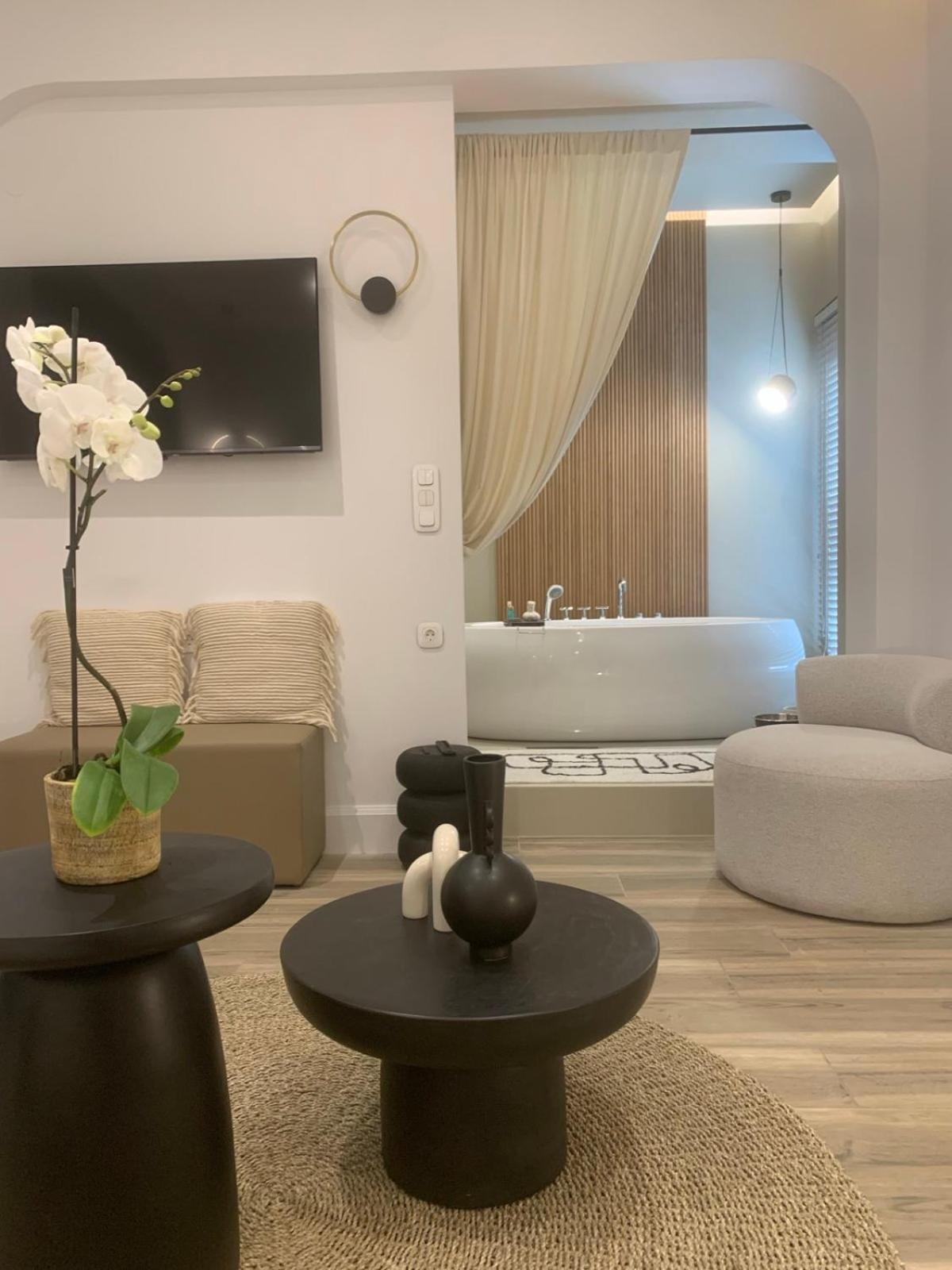 Khroma Luxury Suite 1 Beach Front Apartment 헐소니소스 외부 사진